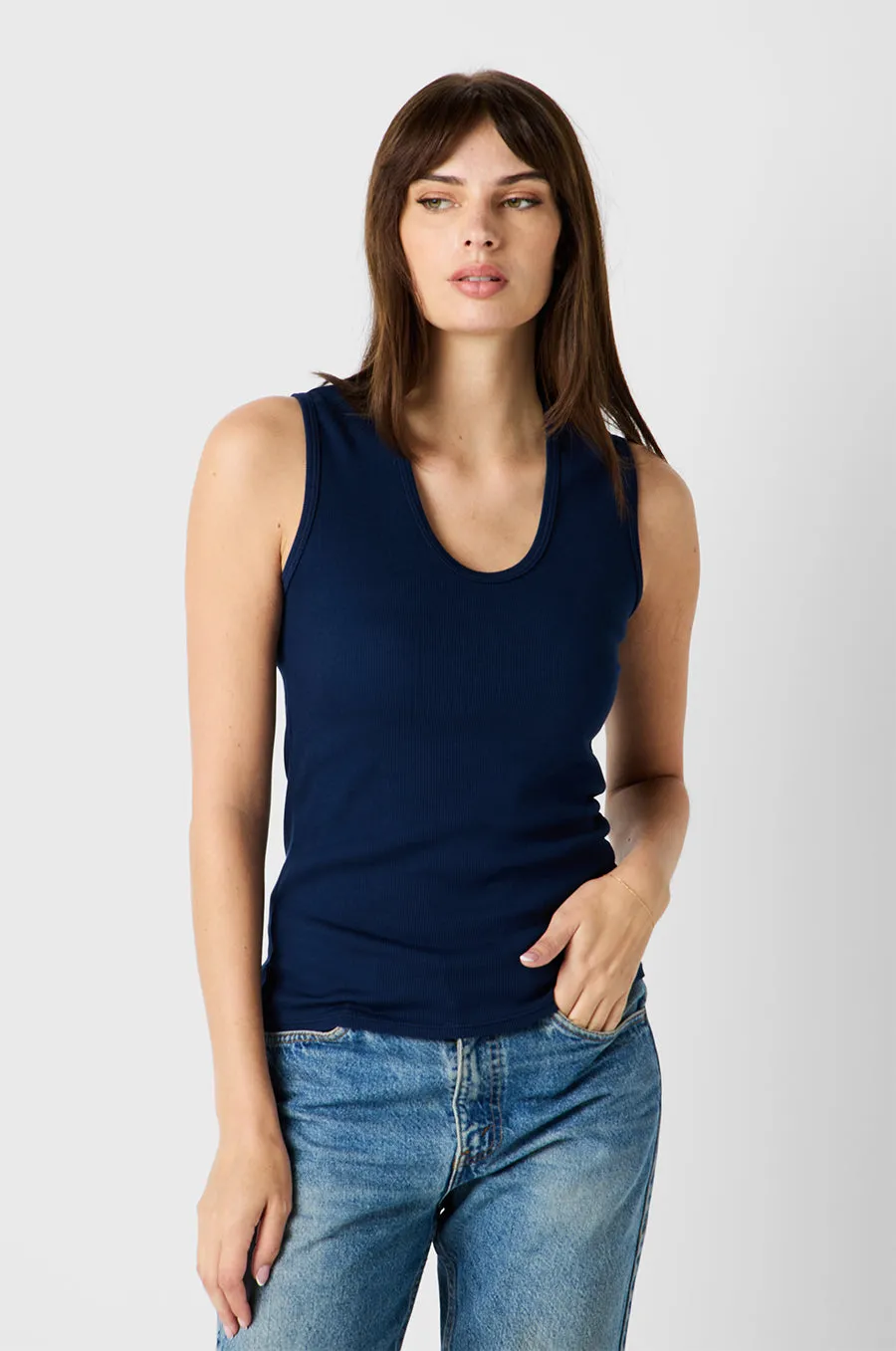 SCOOPNECK TANK IN NAVY CLASSIC RIB